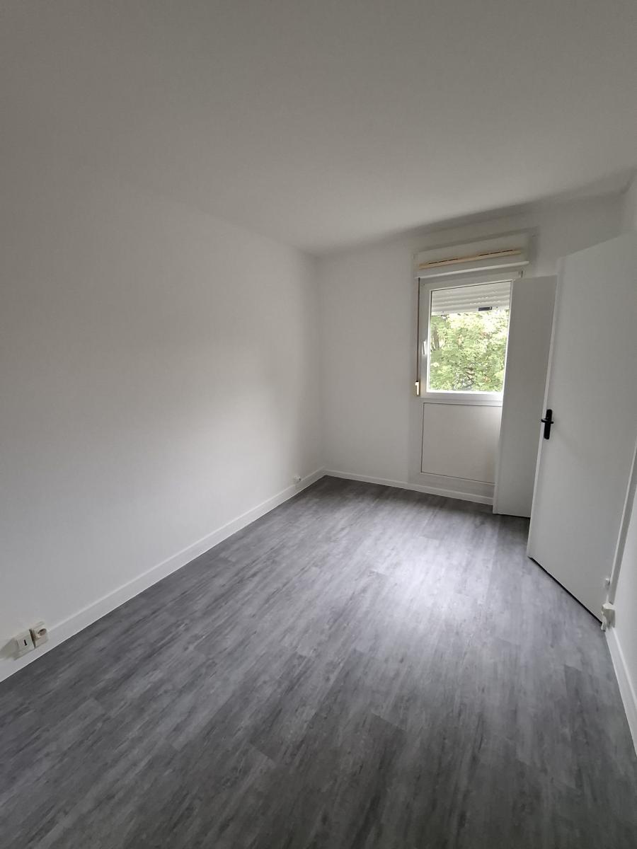 
																																							5 pièces - 
																																						1er étage - 81m² - 723,50 € - Photo #1