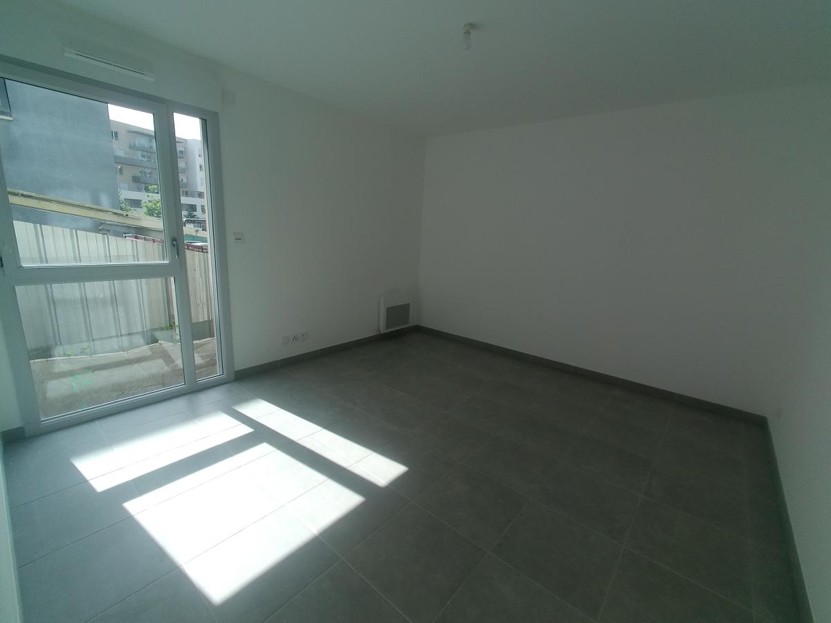 
																																							3 pièces - 
																																						RDC - 62m² - 1 067,85 € - Photo #1