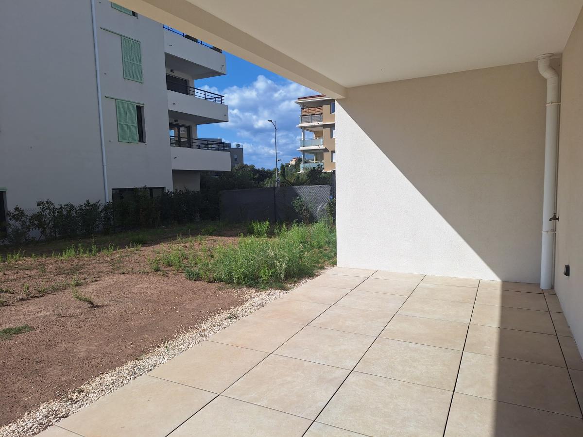 
																																							3 pièces - 
																																						RDC - 73m² - 1 039,72 € - Photo #1