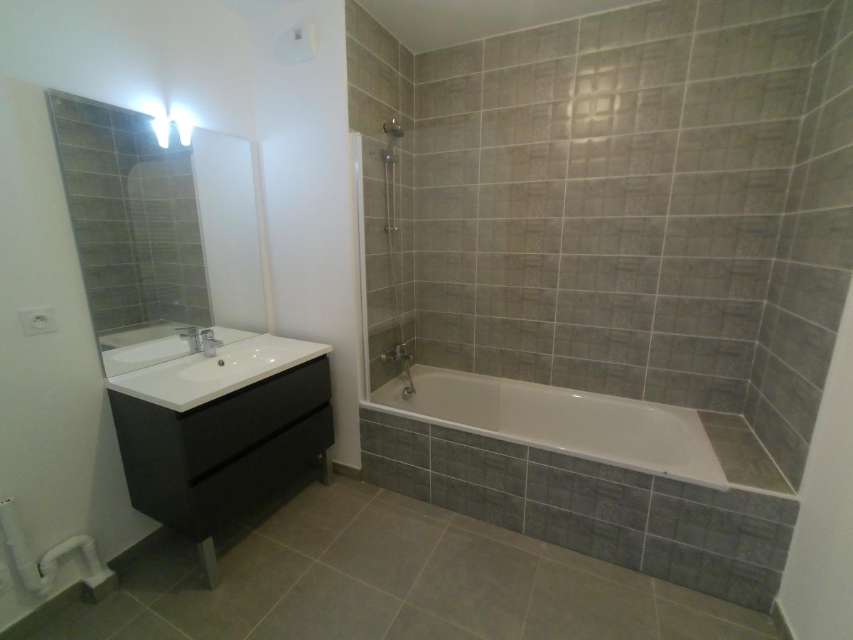 
																																							3 pièces - 
																																						RDC - 62m² - 1 067,85 € - Photo #4