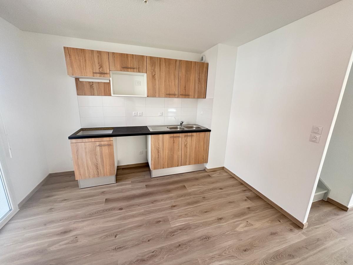 
																																							4 pièces - 
																																						RDC - 88m² - 1 004,95 € - Photo #1