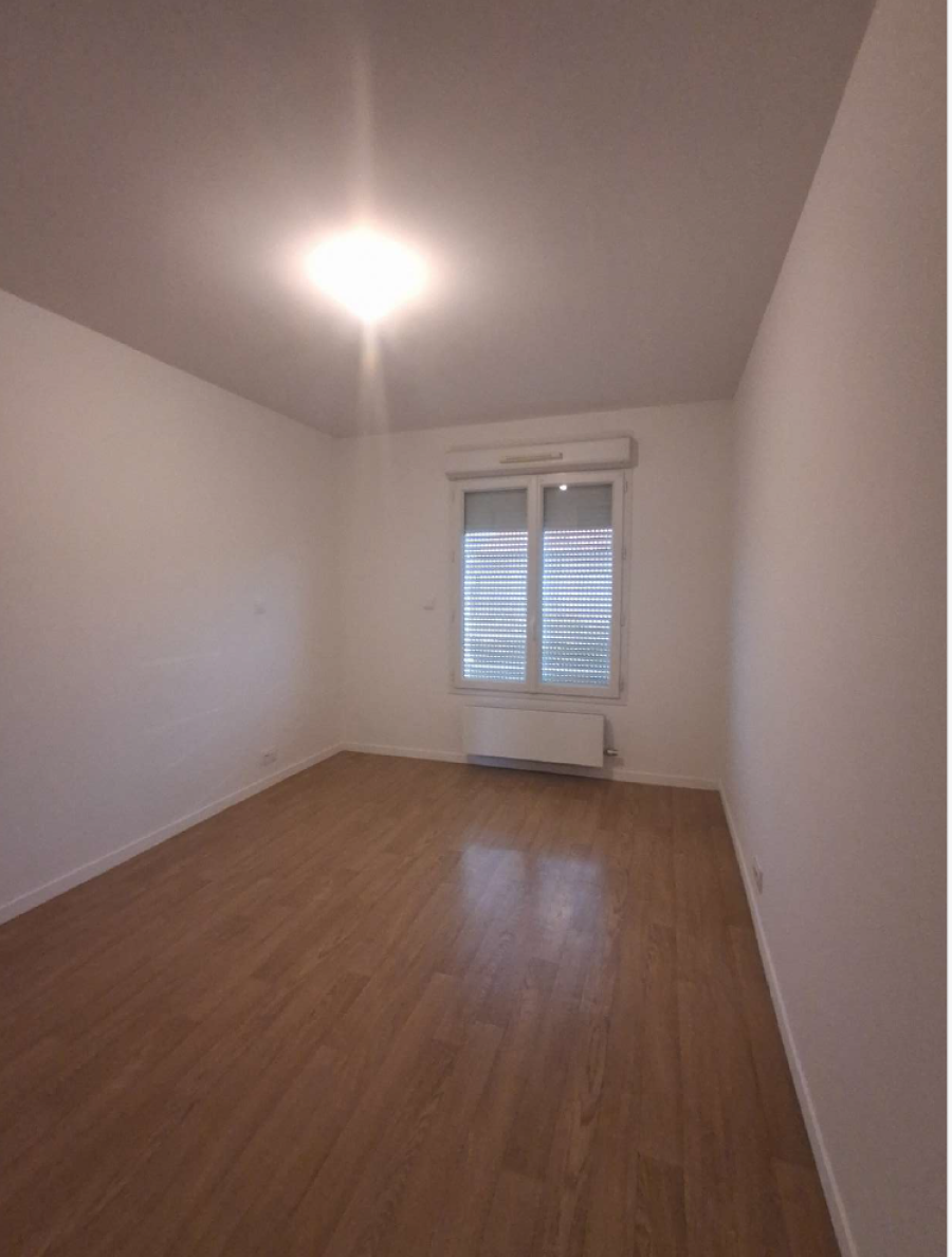 
																																							5 pièces - 
																																						RDC - 107m² - 1 180,98 € - Photo #4