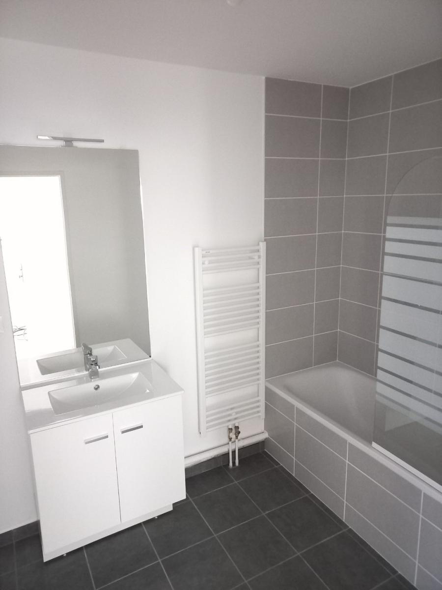 2 pièces - 2ème étage - 46m² - 711,76 € - Photo #2