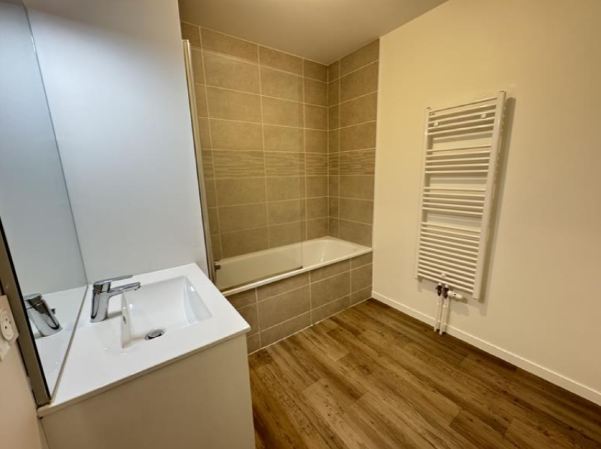 
																																							4 pièces - 
																																						4ème étage - 84m² - 1 002,32 € - Photo #3