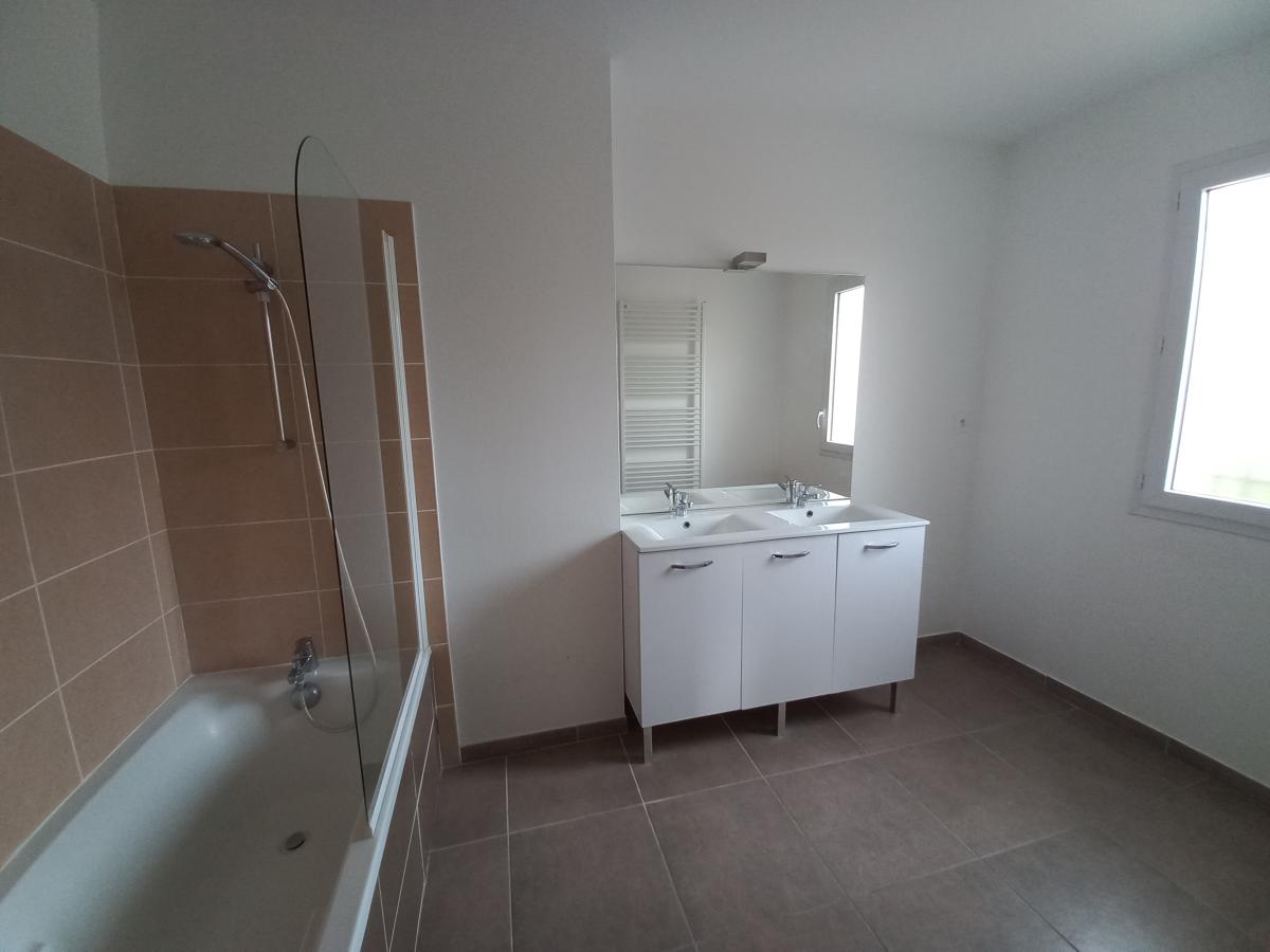 
																																							5 pièces - 
																																						RDC - 105m² - 979,53 € - Photo #4
