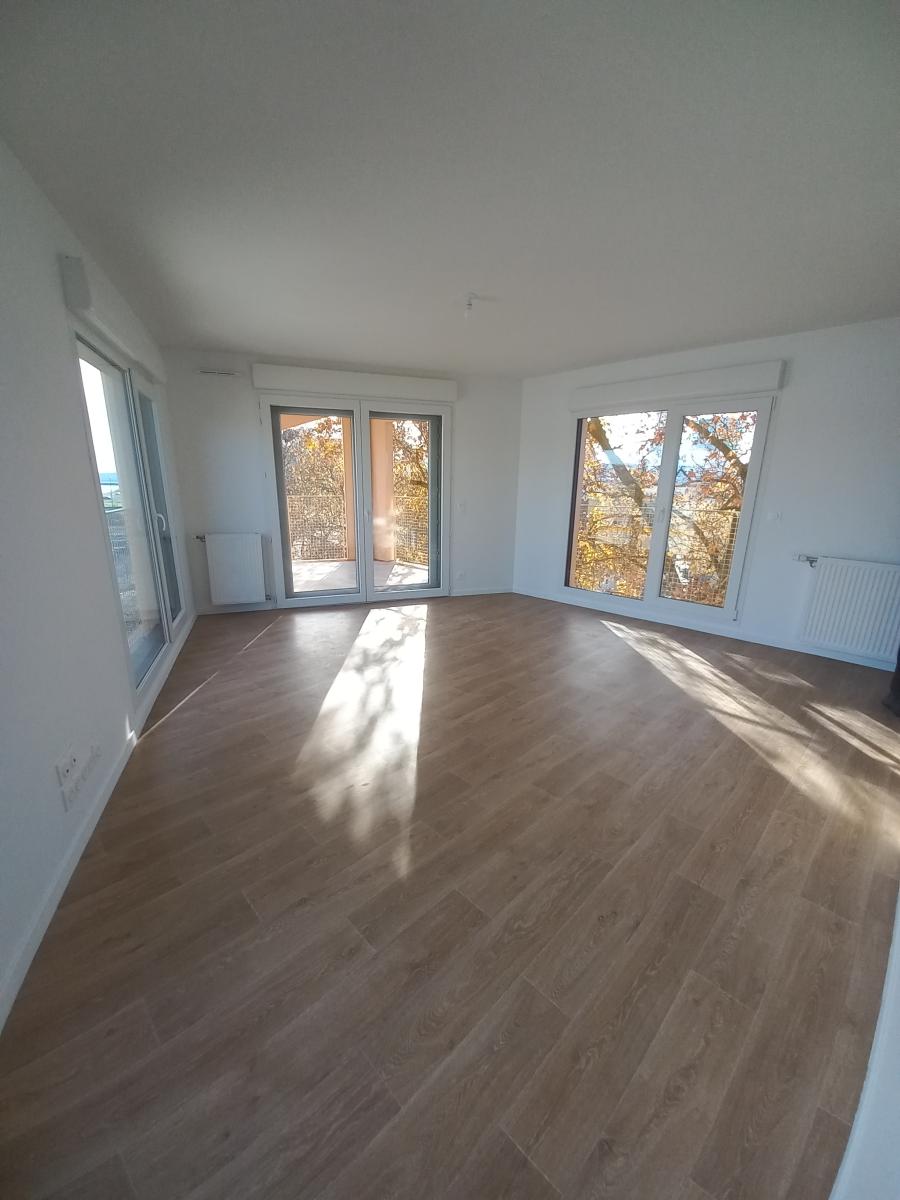 
																																							4 pièces - 
																																						1er étage - 97m² - 1 251,25 € - Photo #2