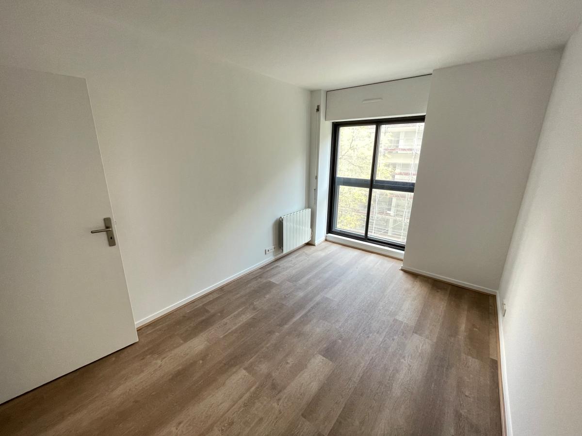 
																																							3 pièces - 
																																						4ème étage - 71m² - 2 107,50 € - Photo #3