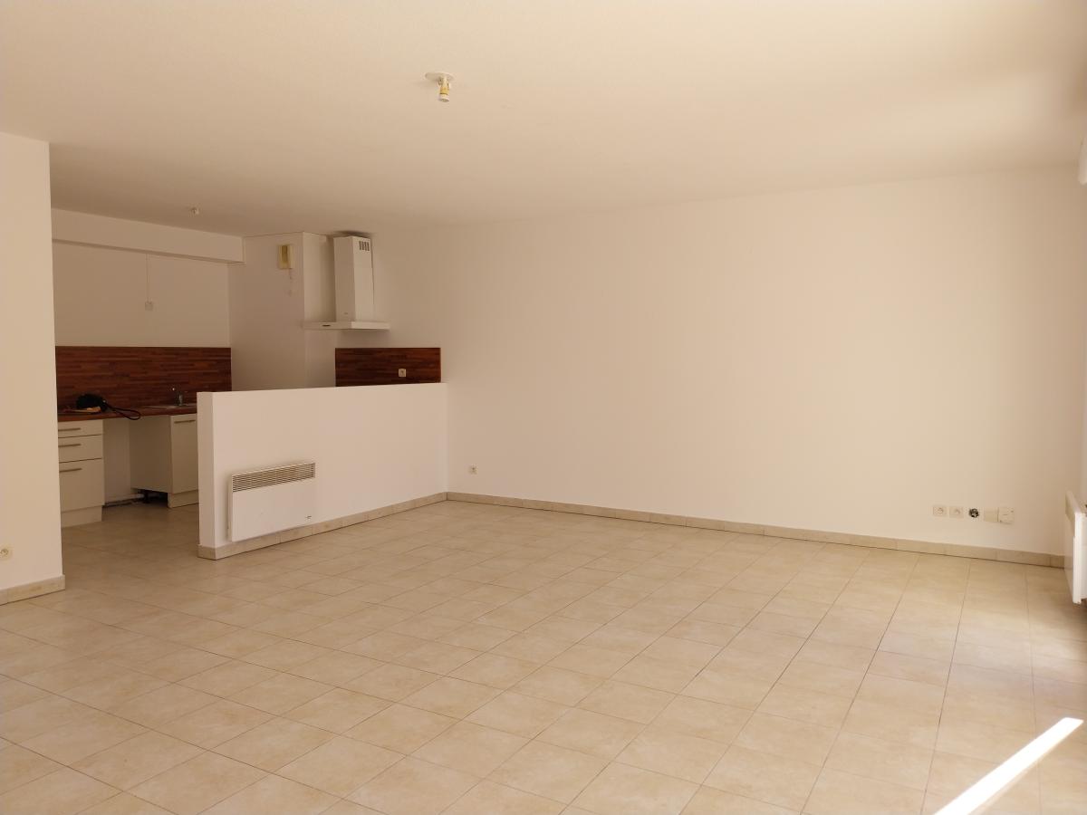 
																																							2 pièces - 
																																						RDC - 64m² - 913,59 € - Photo #3