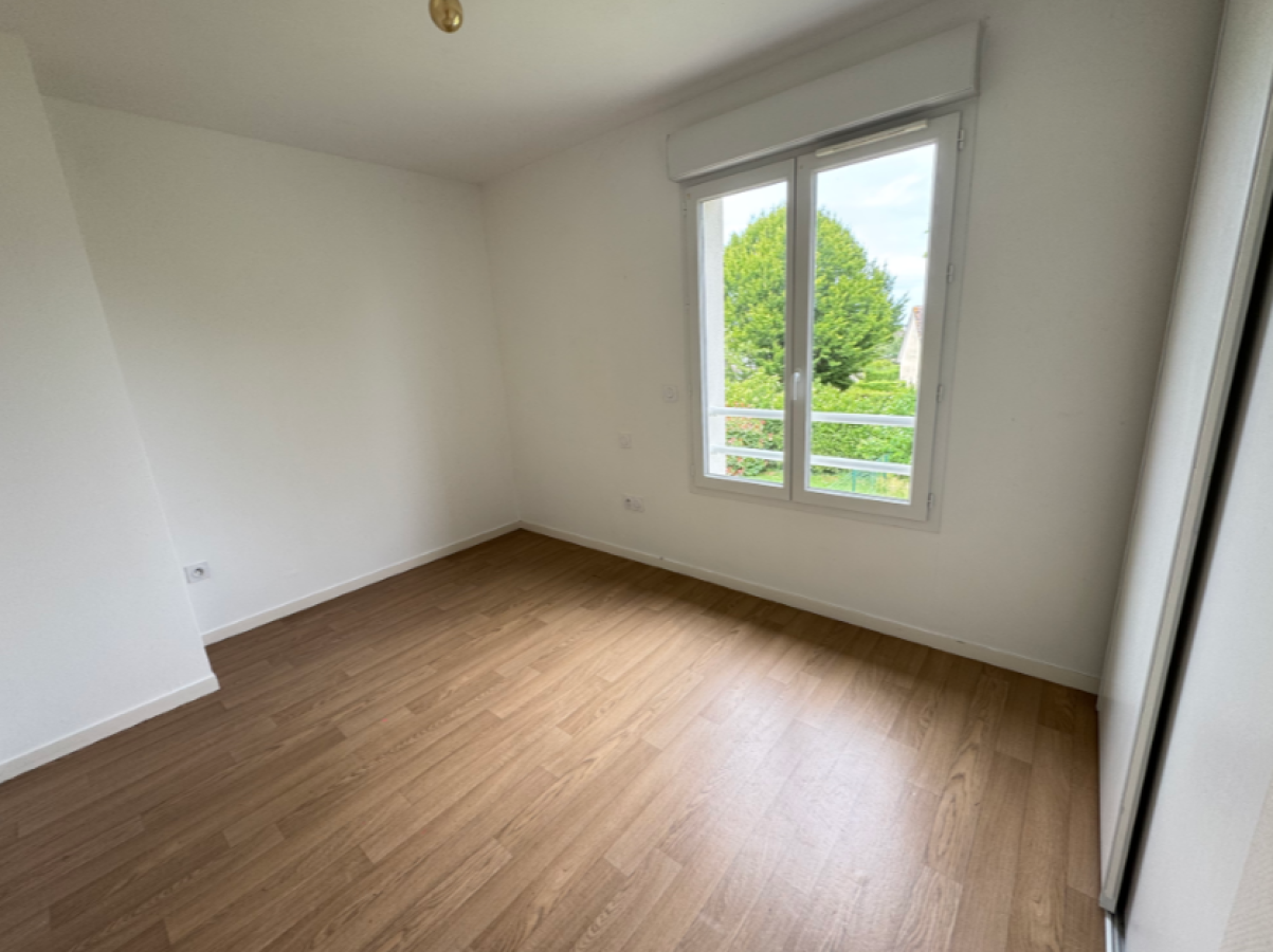 
																																							5 pièces - 
																																						RDC - 106m² - 1 027,14 € - Photo #3