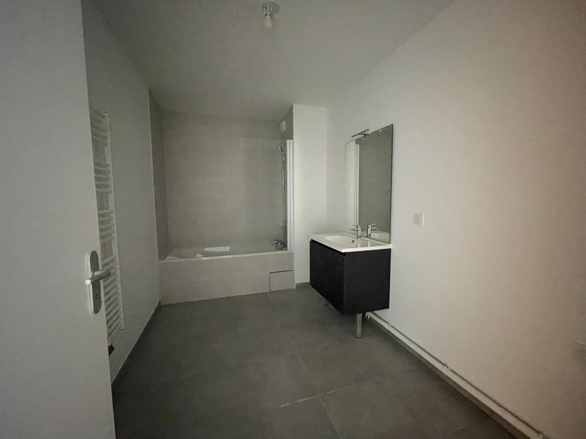 
																																							3 pièces - 
																																						3ème étage - 76m² - 899,00 € - Photo #1