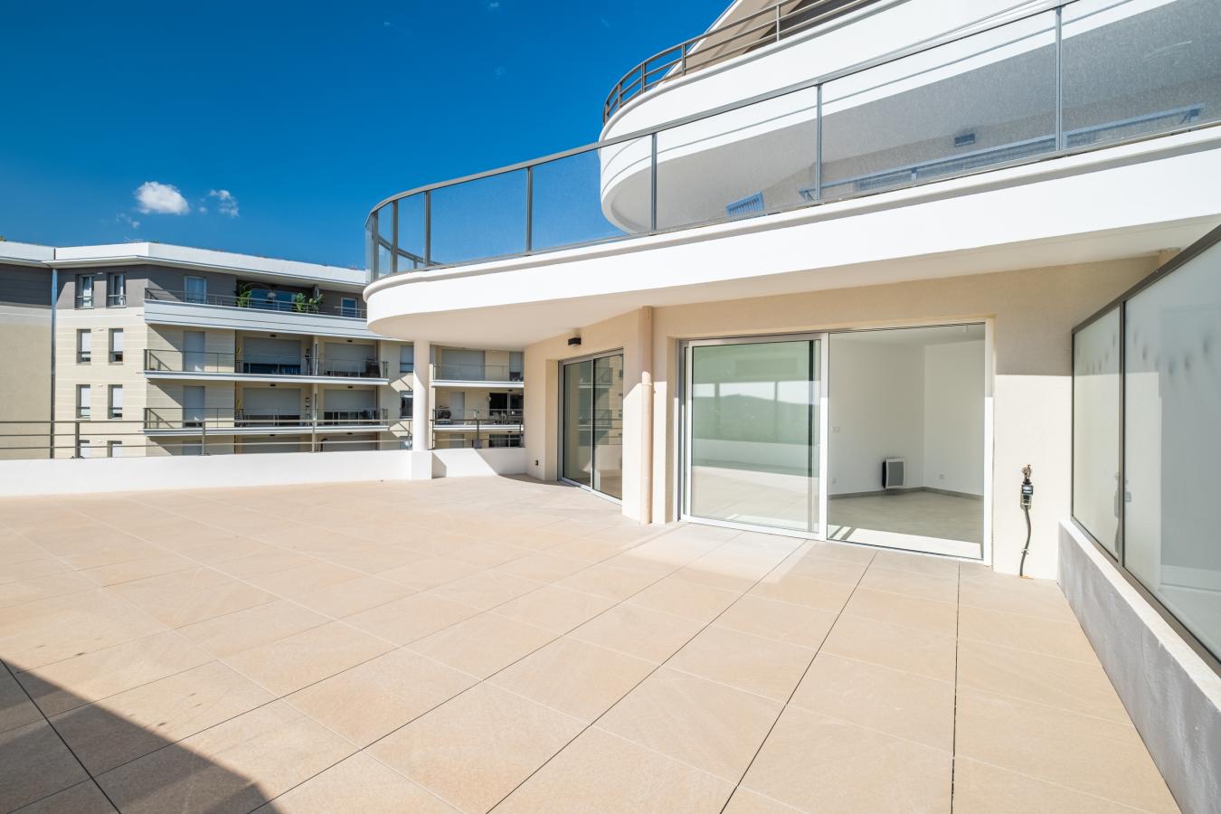 4 pièces - 3ème étage - 101m² - 2 445,17 € - Photo #0