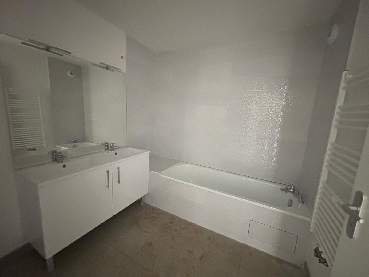 
																			4 pièces - 
																		1er étage - 103m² - 1 099,93 € - Photo #4