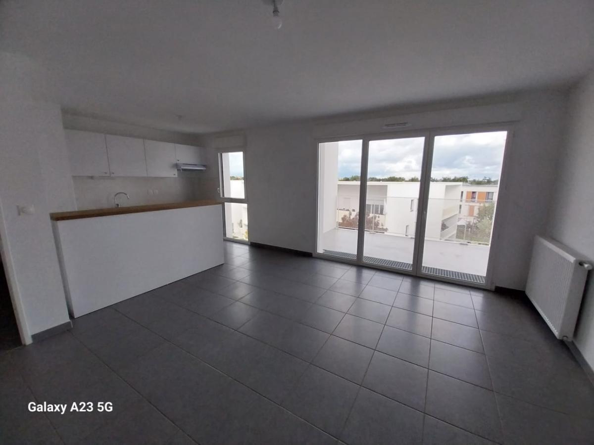 
																																							4 pièces - 
																																						3ème étage - 80m² - 766,50 € - Photo #2