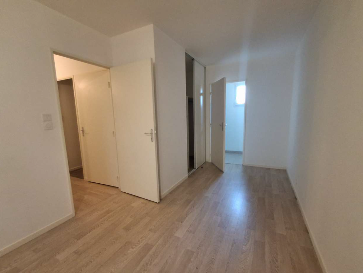 
																																							5 pièces - 
																																						RDC - 105m² - 1 201,74 € - Photo #3