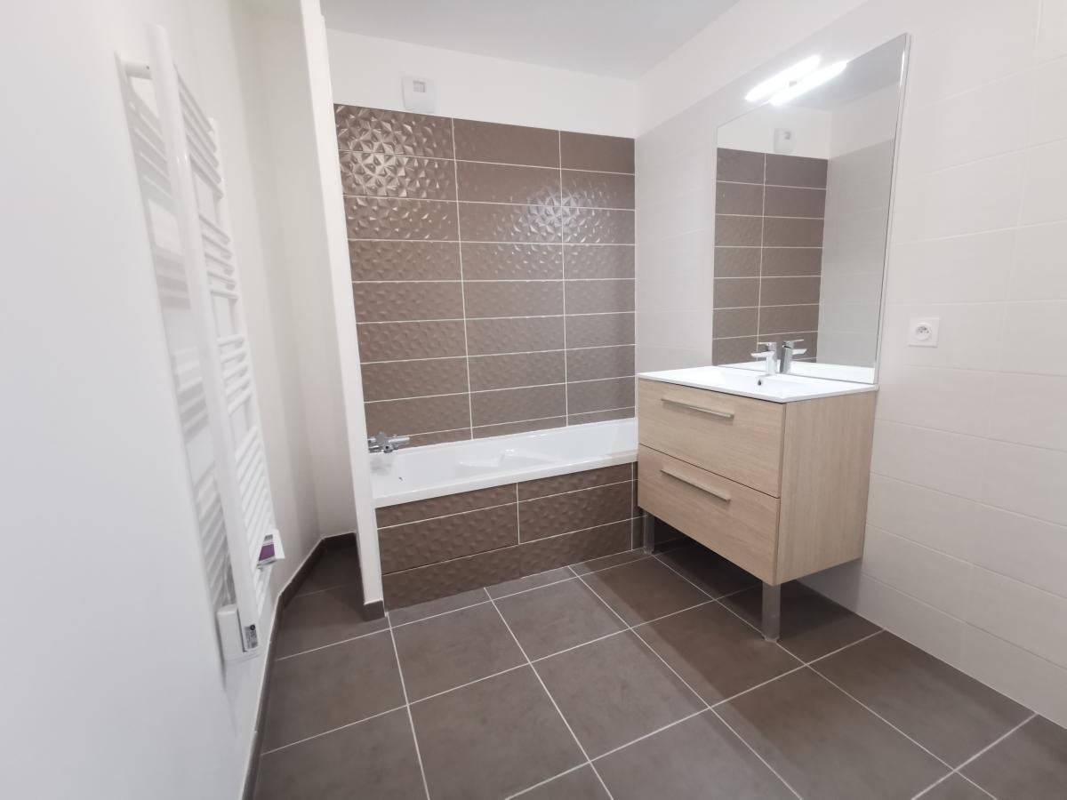 
																																							3 pièces - 
																																						3ème étage - 68m² - 906,48 € - Photo #2