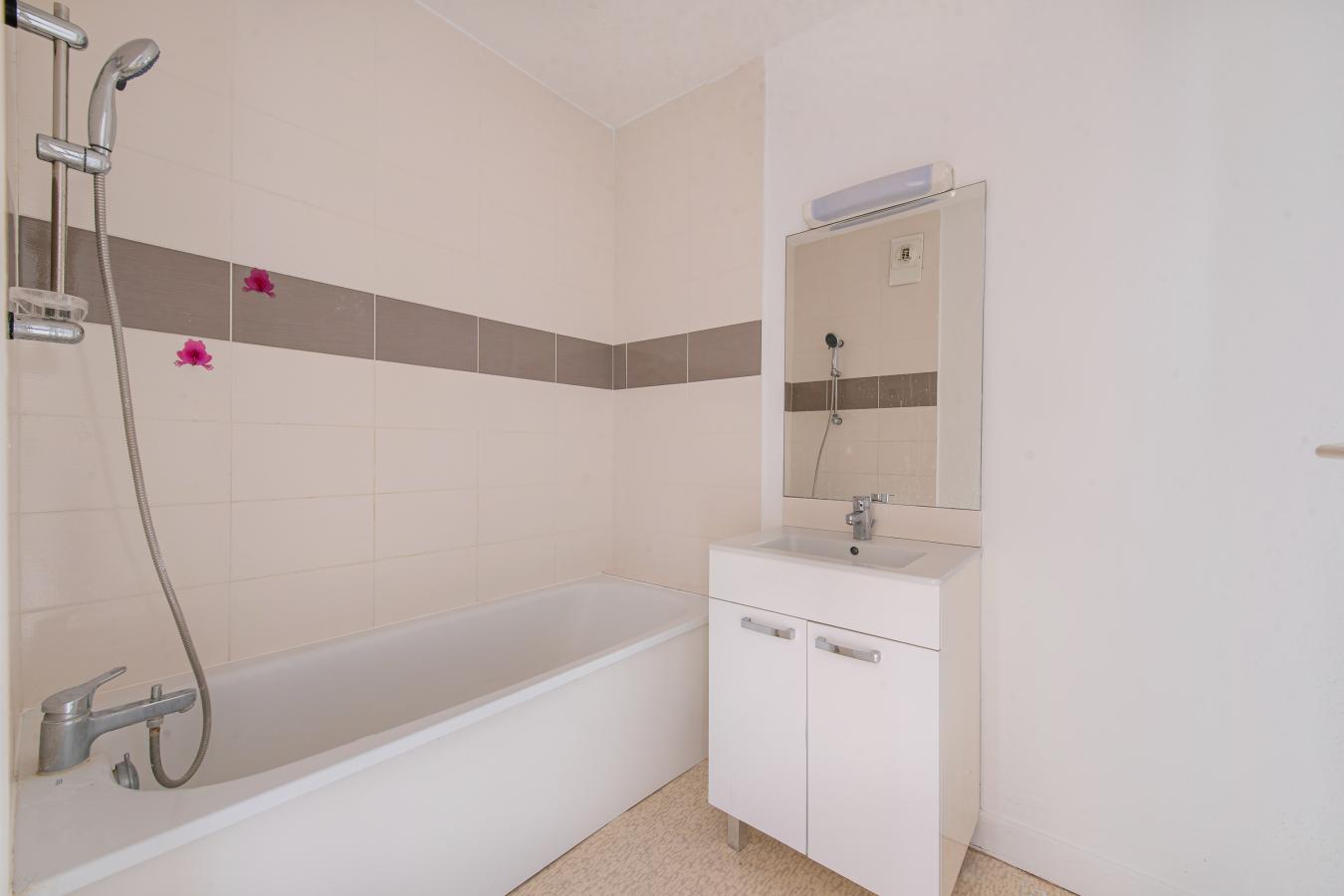 
																																							3 pièces - 
																																						1er étage - 58m² - 121 000 € - Photo #6