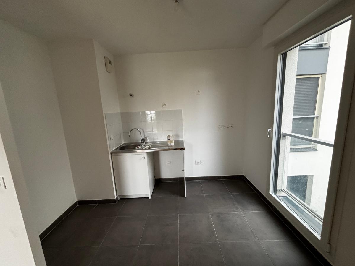 
																																							4 pièces - 
																																						1er étage - 83m² - 1 970,22 € - Photo #2