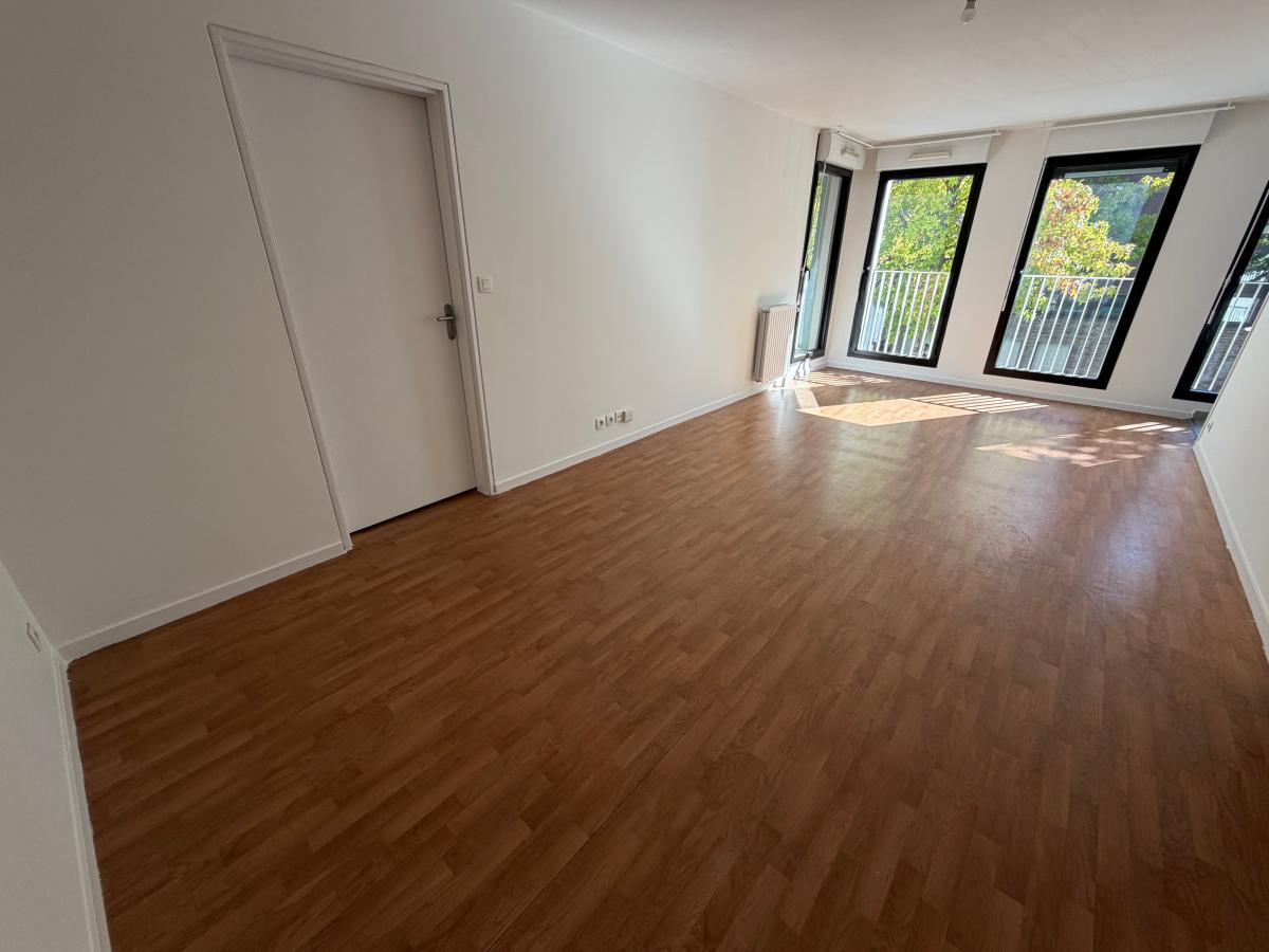 
																																							3 pièces - 
																																						1er étage - 68m² - 802,20 € - Photo #2