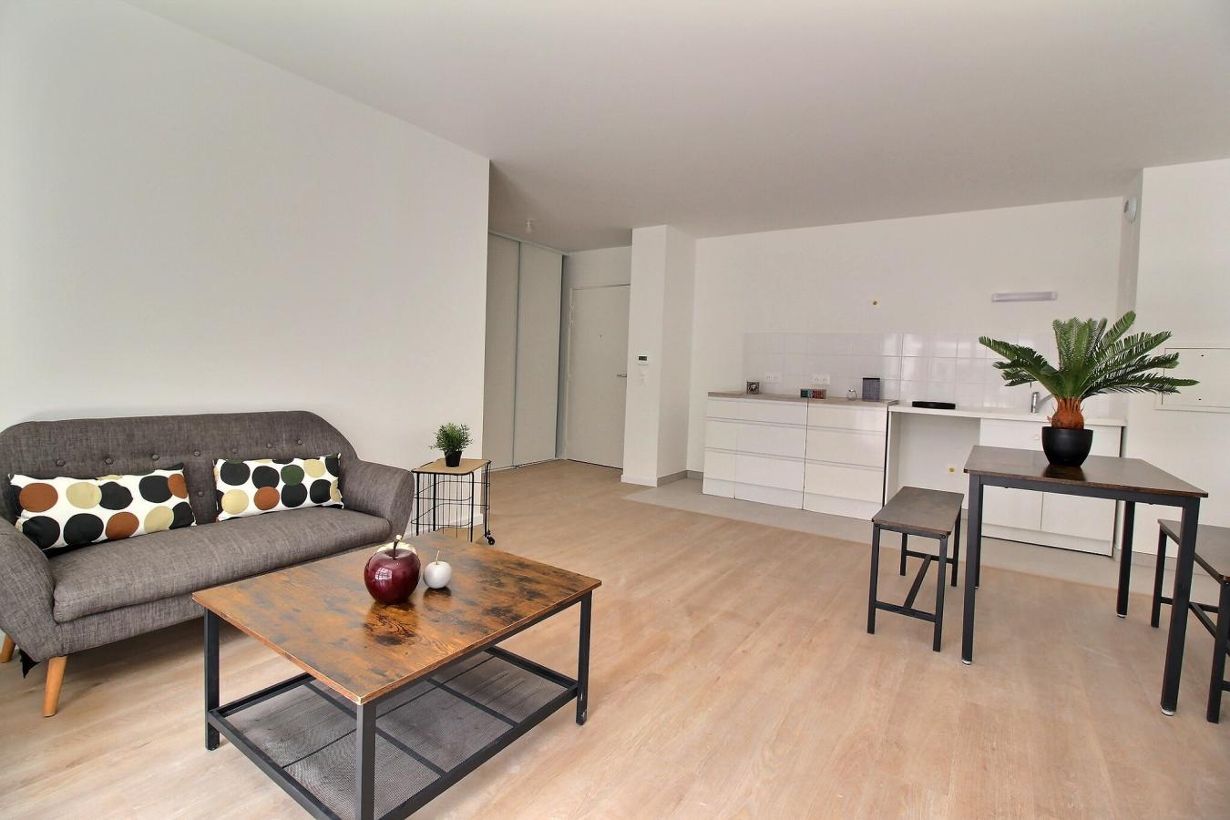 
																																							3 pièces - 
																																						1er étage - 63m² - 1 210,47 € - Photo #2