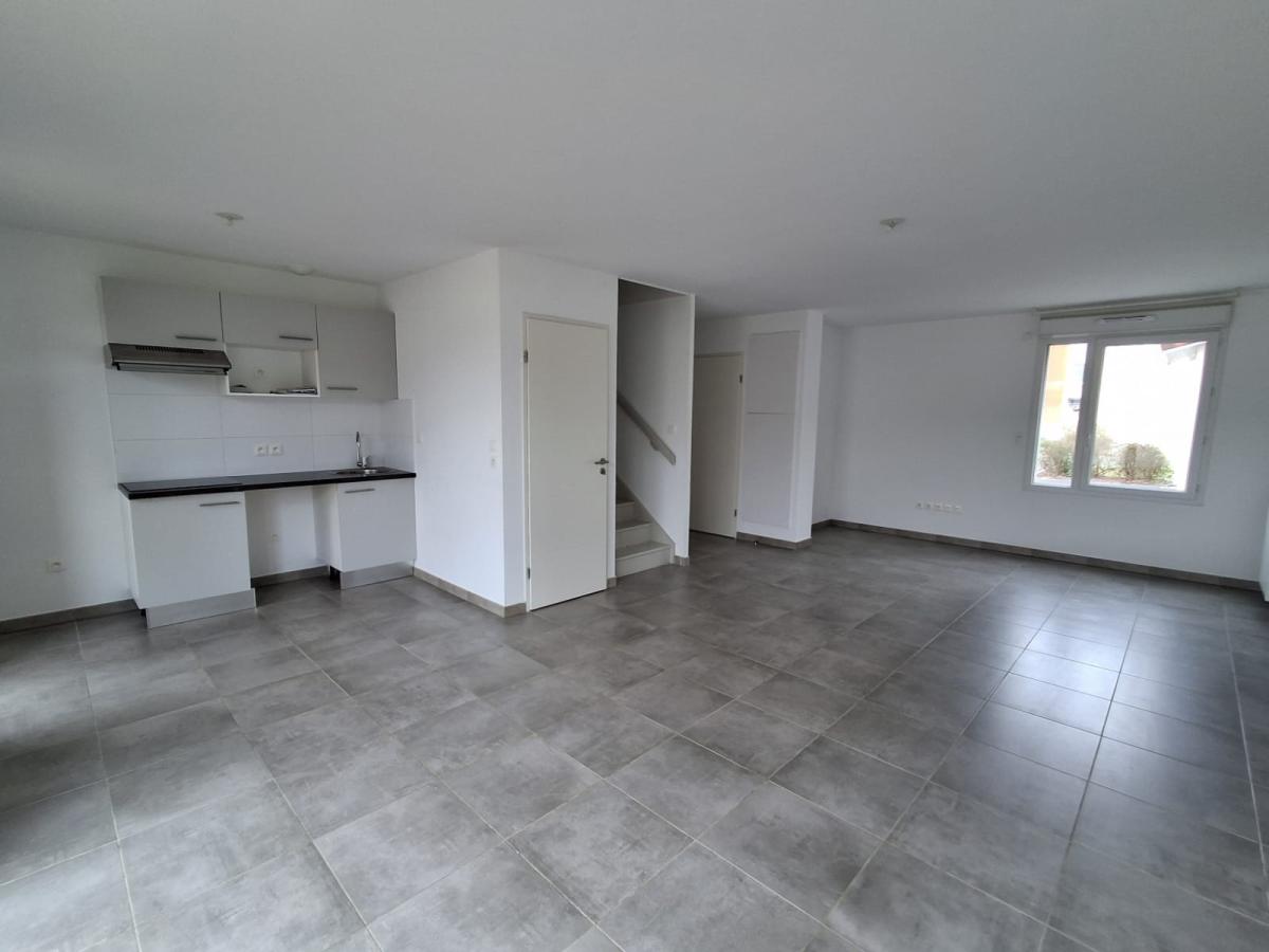 
																																							4 pièces - 
																																						RDC - 82m² - 1 038,23 € - Photo #2