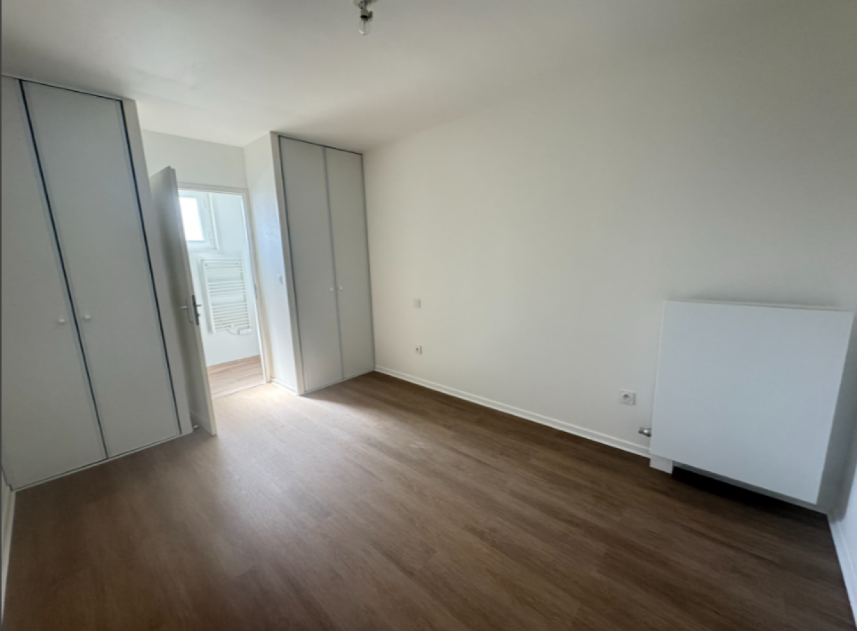 
																																							5 pièces - 
																																						RDC - 105m² - 824,29 € - Photo #5