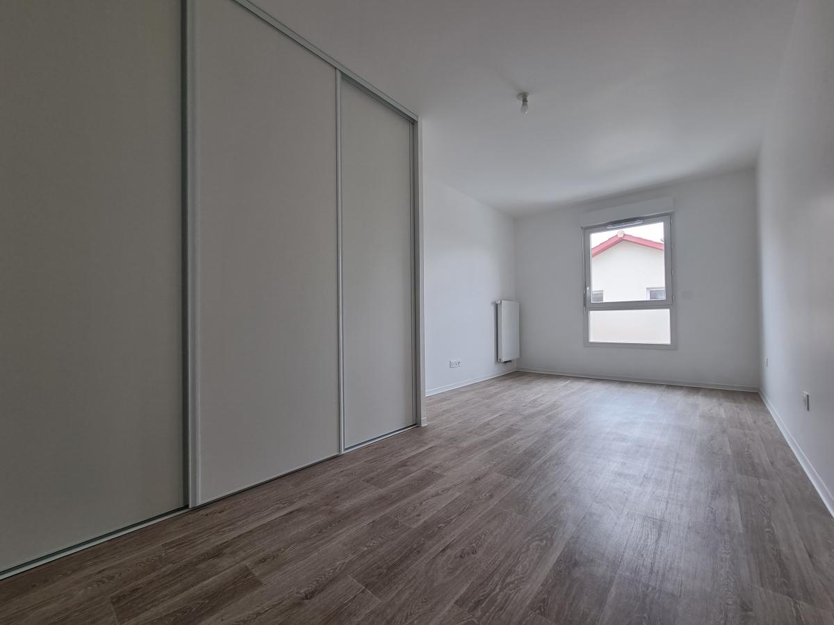 
																																							4 pièces - 
																																						RDC - 86m² - 1 027,53 € - Photo #3