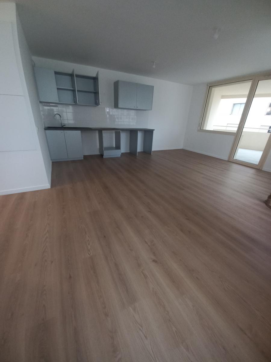 
																																							3 pièces - 
																																						4ème étage - 72m² - 1 027,77 € - Photo #1