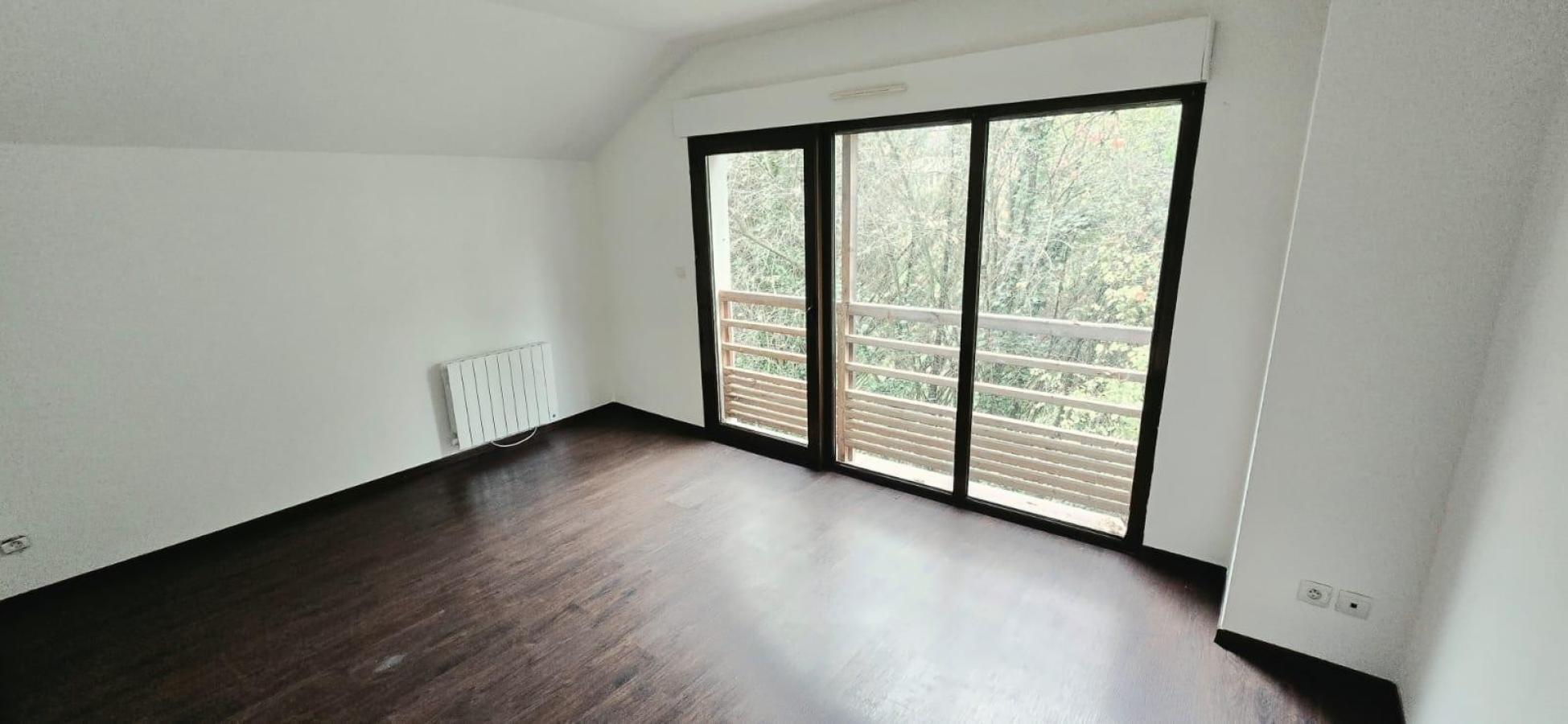 
																																							4 pièces - 
																																						RDC - 108m² - 1 092,98 € - Photo #2