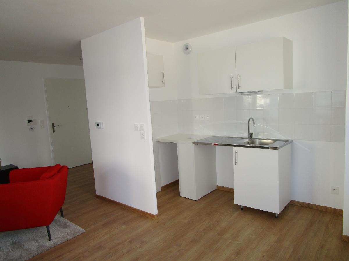 
																																							4 pièces - 
																																						RDC - 84m² - 882,46 € - Photo #3