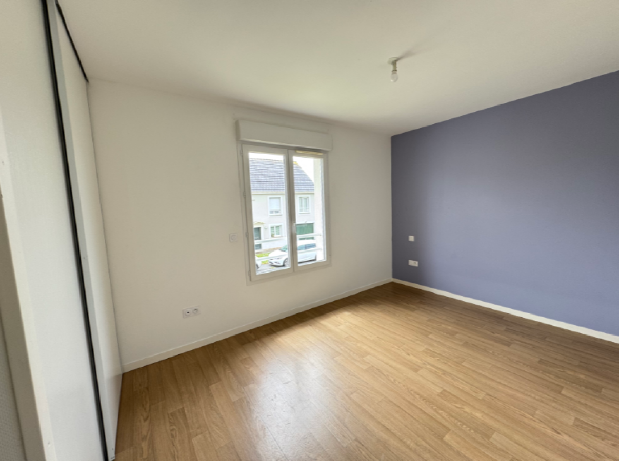 
																																							5 pièces - 
																																						RDC - 106m² - 1 027,14 € - Photo #2