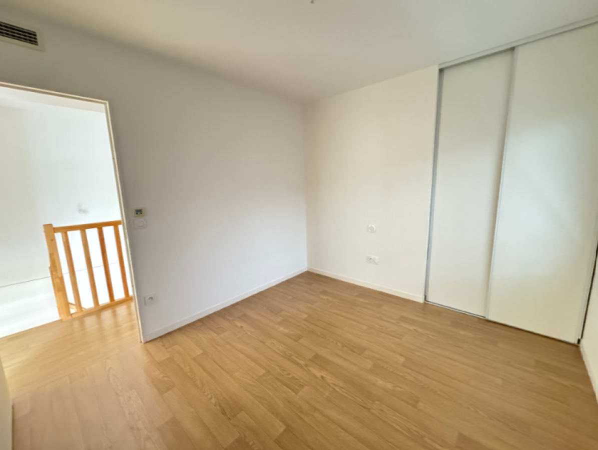 
																																							5 pièces - 
																																						RDC - 106m² - 1 027,14 € - Photo #4