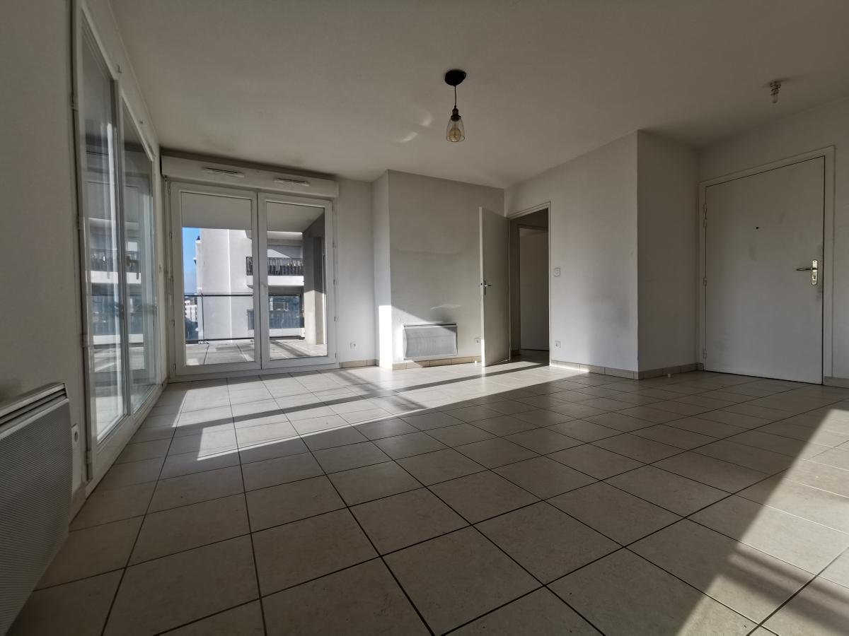 
																																							4 pièces - 
																																						1er étage - 76m² - 1 087,99 € - Photo #1