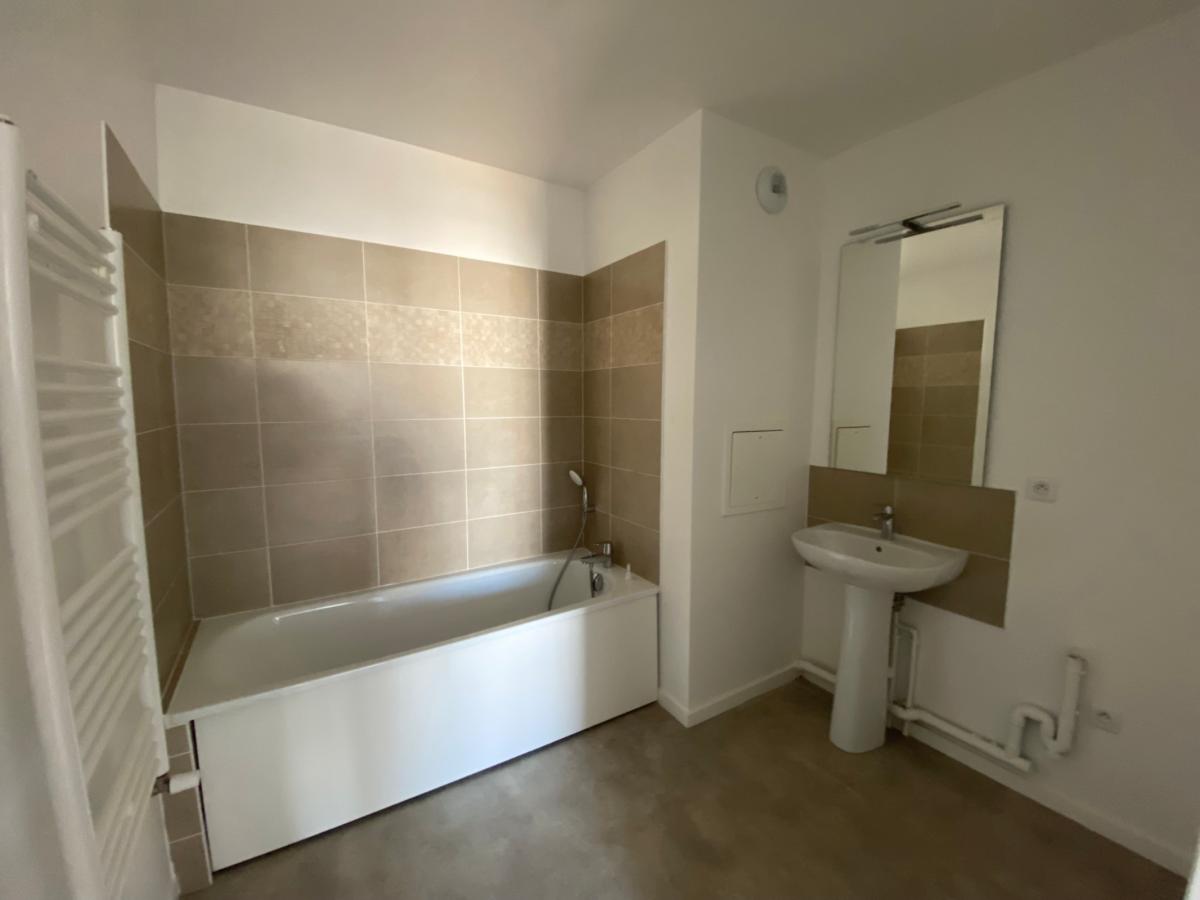 
																			4 pièces - 
																		3ème étage - 67m² - 919,93 € - Photo #3