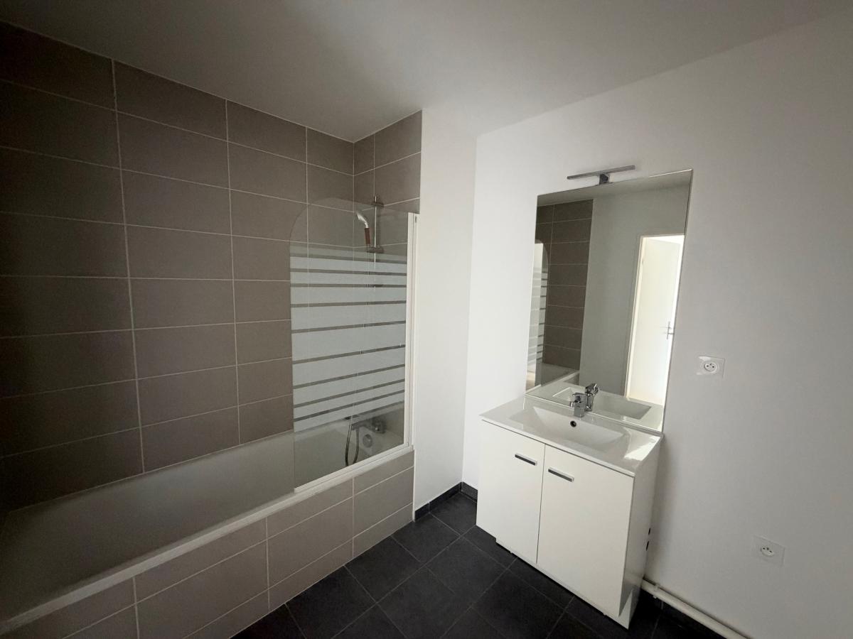 2 pièces - 2ème étage - 46m² - 711,76 € - Photo #3