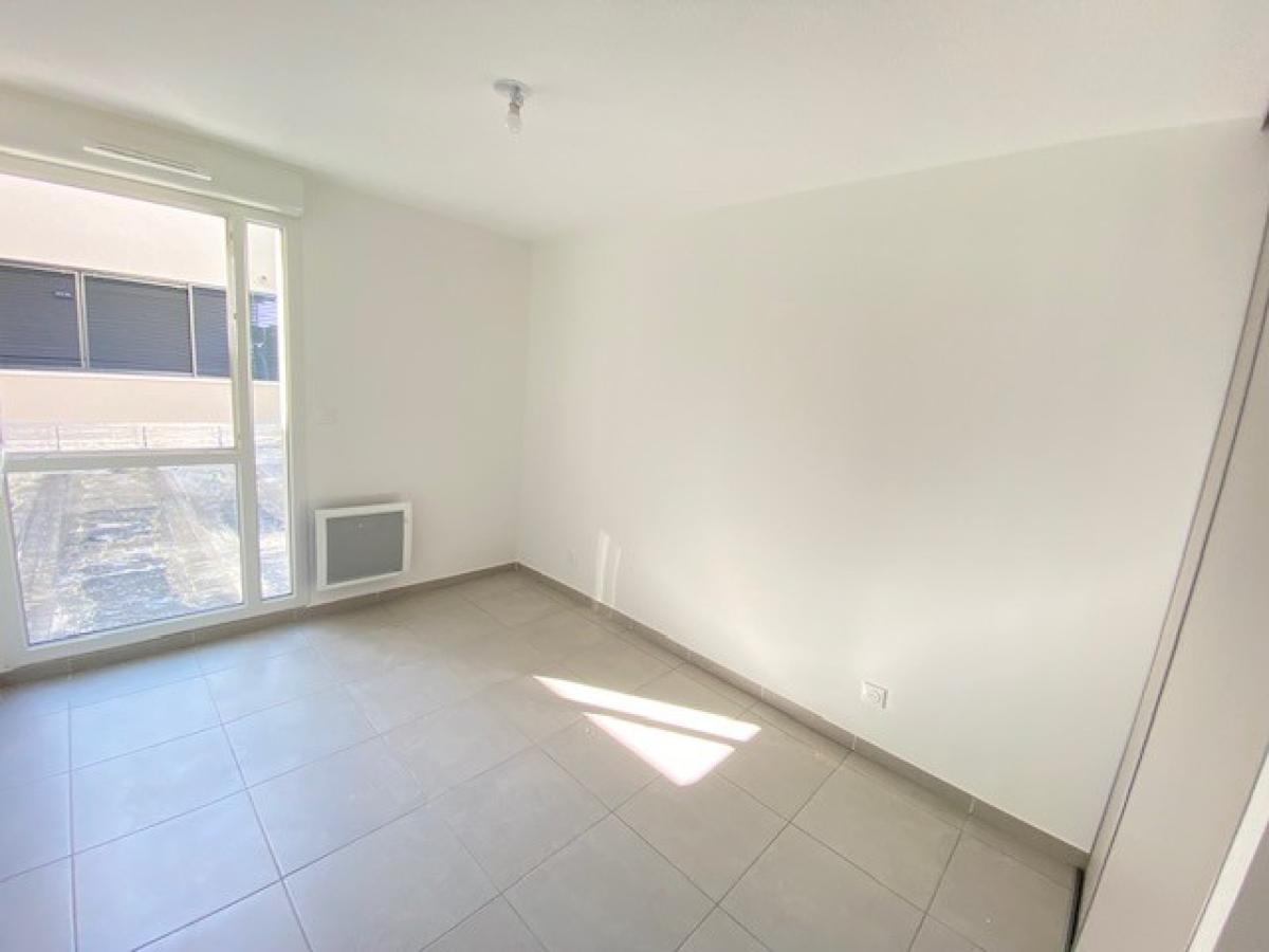 
																																							4 pièces - 
																																						2ème étage - 79m² - 1 025,60 € - Photo #2