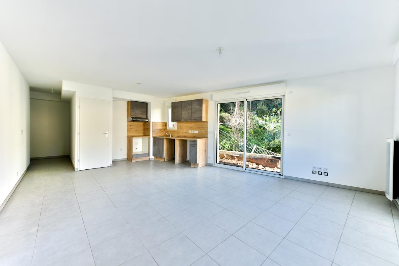 
																																							3 pièces - 
																																						RDC - 69m² - 1 341,48 € - Photo #1