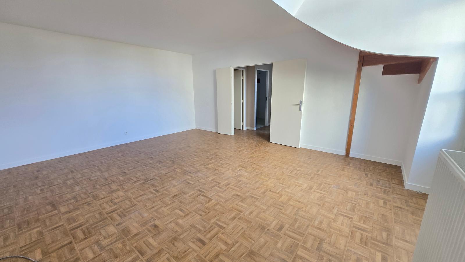 
																			3 pièces - 
																		RDC - 91m² - 2 835,61 € - Photo #0