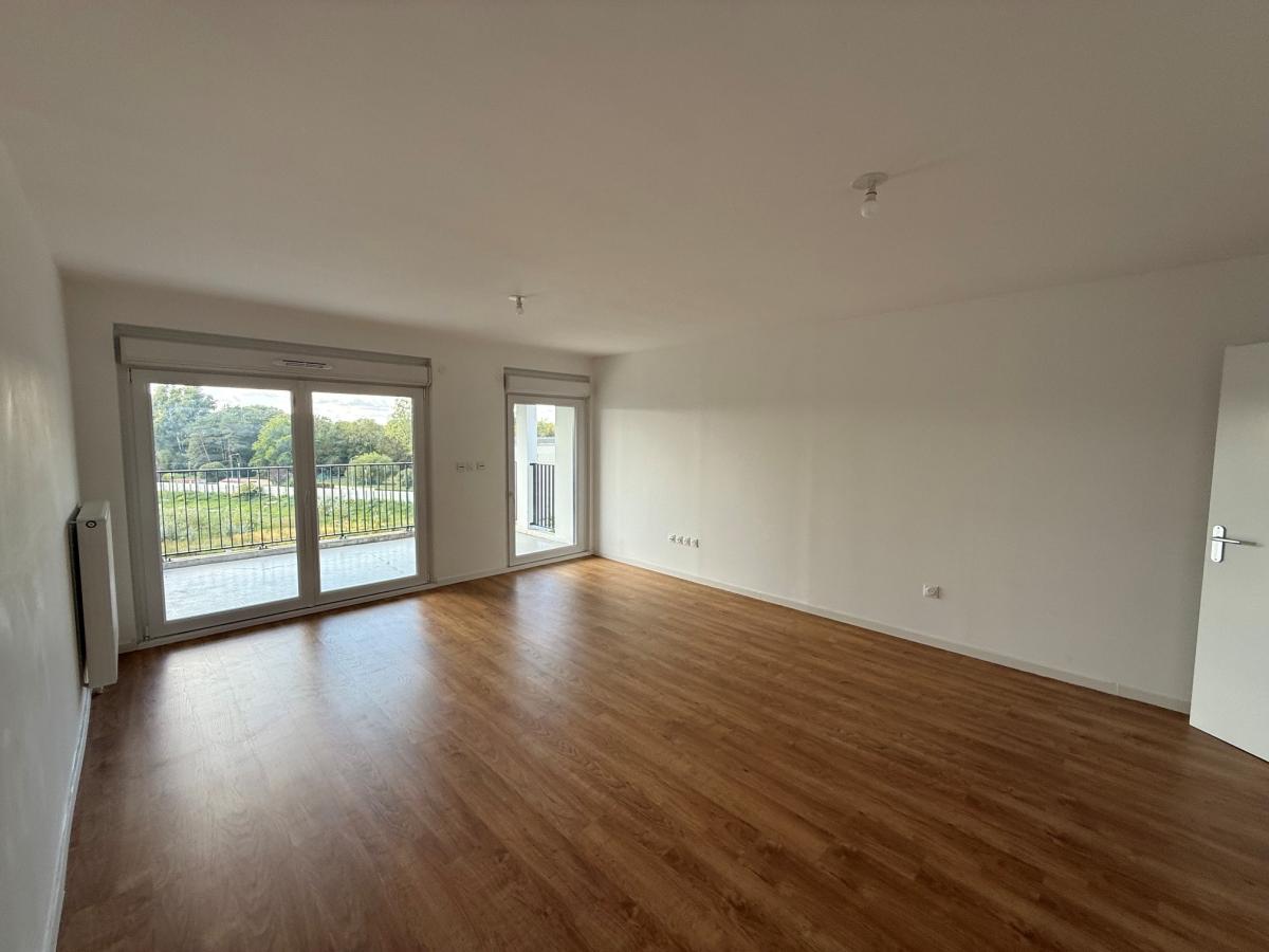 
																																							4 pièces - 
																																						4ème étage - 89m² - 1 056,92 € - Photo #2