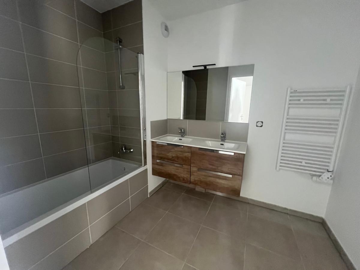 
																			4 pièces - 
																		2ème étage - 79m² - 1 098,90 € - Photo #2