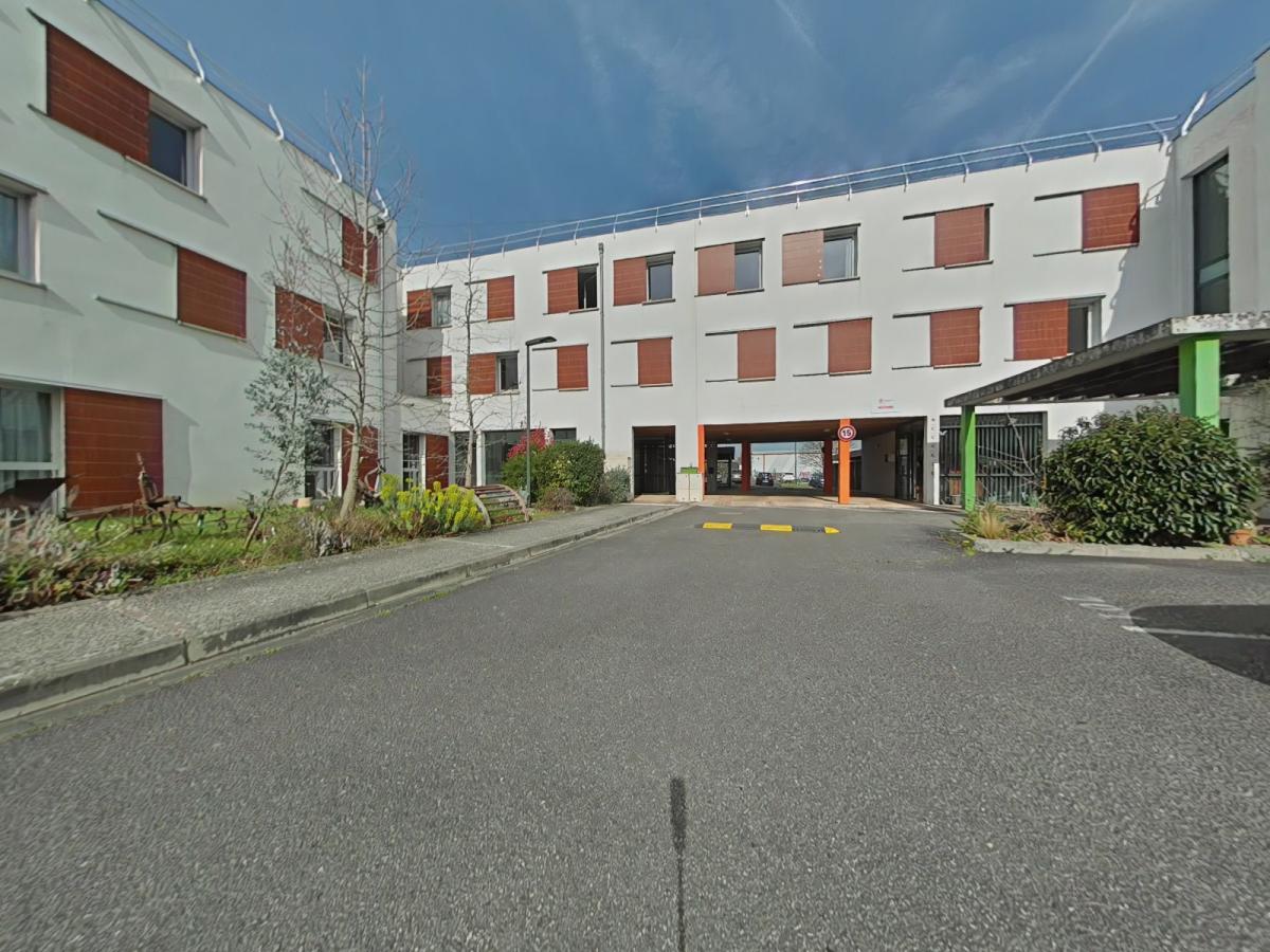 
																																							1 pièce - 
																																						1er étage - 18m² - 390,46 € - Photo #2