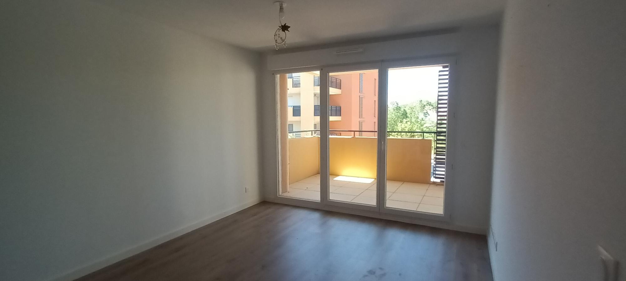 
																			2 pièces – 
																		3ème étage – 42m² - 642,87 € - Photo #0
