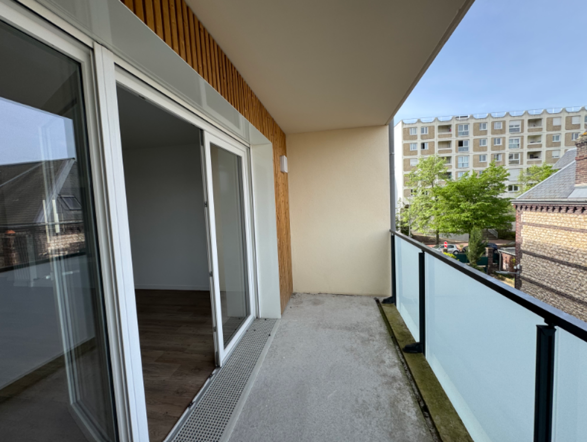
																																							4 pièces - 
																																						2ème étage - 82m² - 943,42 € - Photo #2
