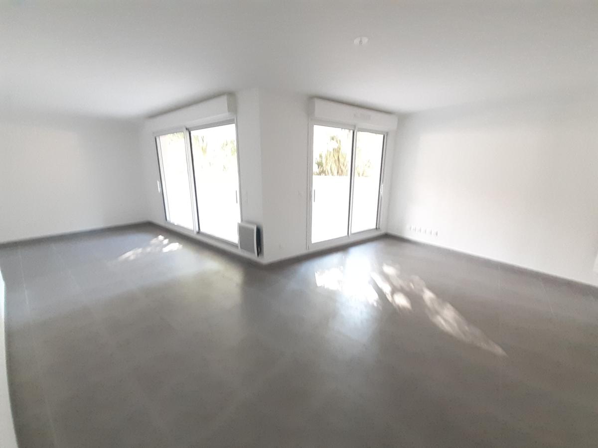 
																																							4 pièces - 
																																						1er étage - 93m² - 1 367,00 € - Photo #1