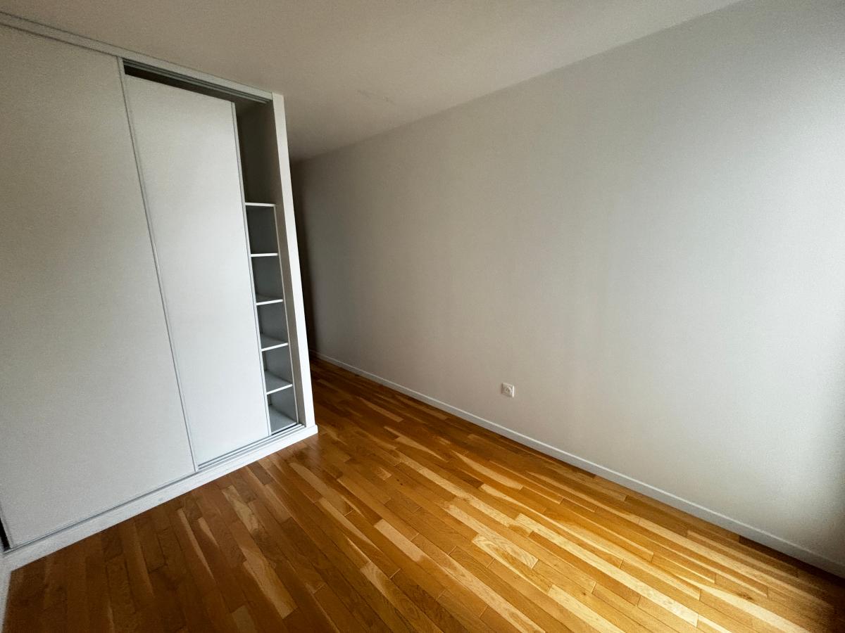 
																																							4 pièces - 
																																						1er étage - 83m² - 1 970,22 € - Photo #5