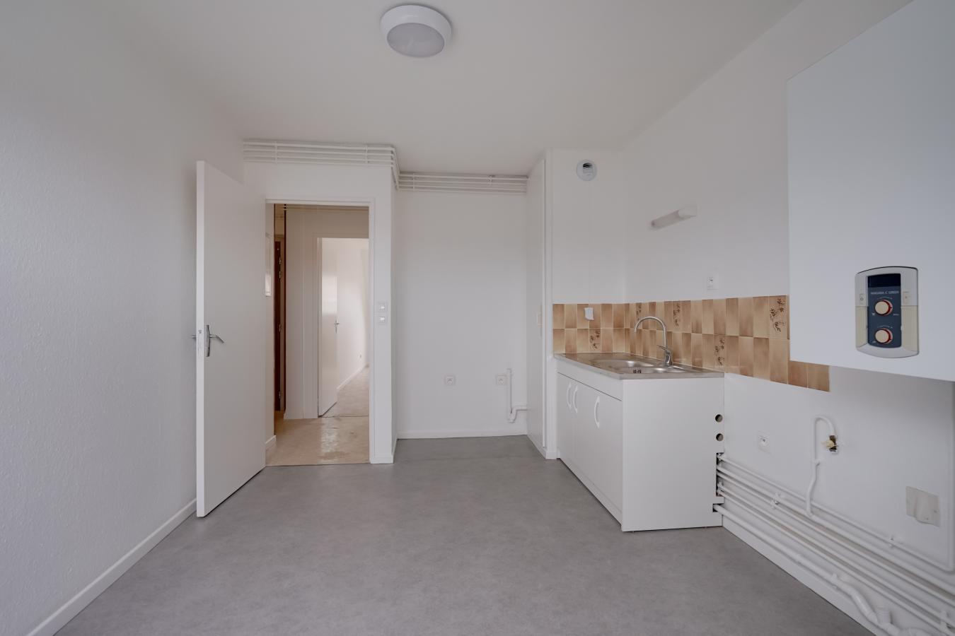 
																																							5 pièces - 
																																						RDC - 101m² - 655,65 € - Photo #2