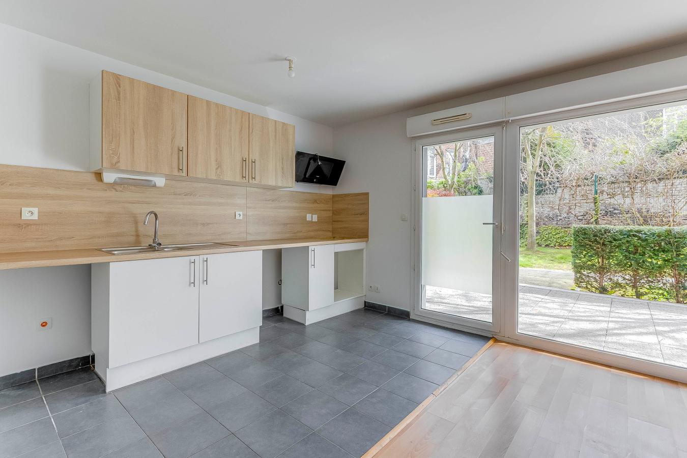 
																			4 pièces - 
																		RDC - 95m² - 1 055,81 € - Photo #1