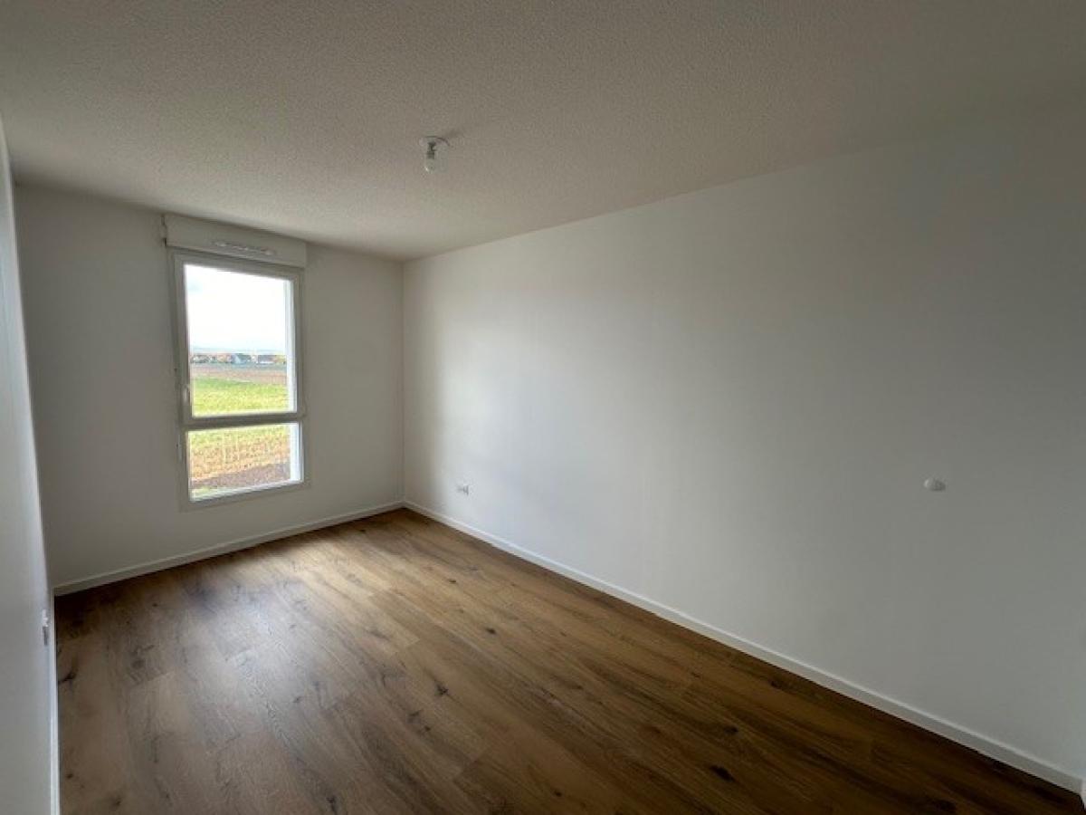 
																																							4 pièces - 
																																						1er étage - 84m² - 1 265,99 € - Photo #2