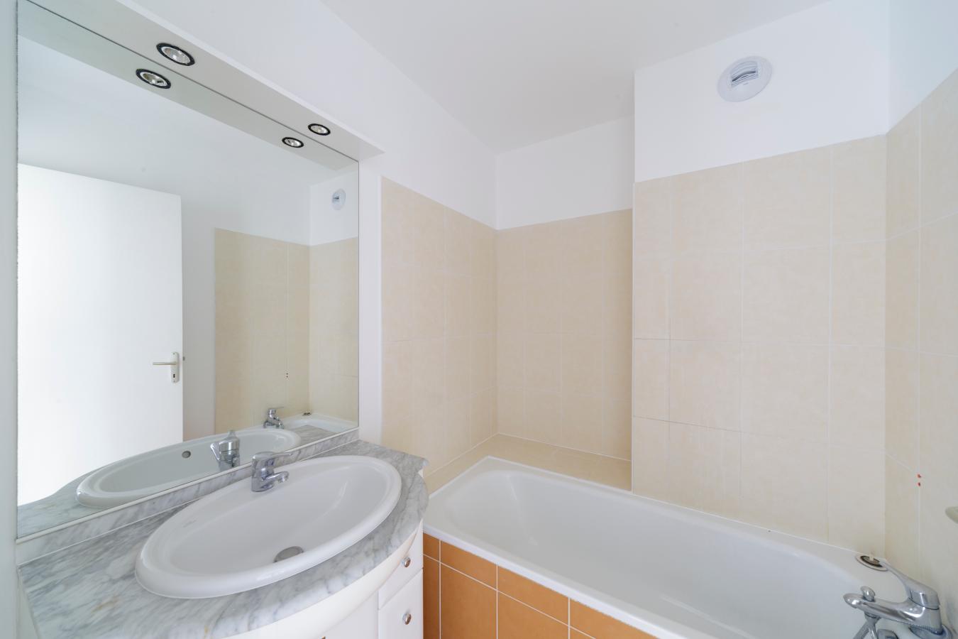 
																																							1 pièce - 
																																						RDC - 39m² - 380,65 € - Photo #1