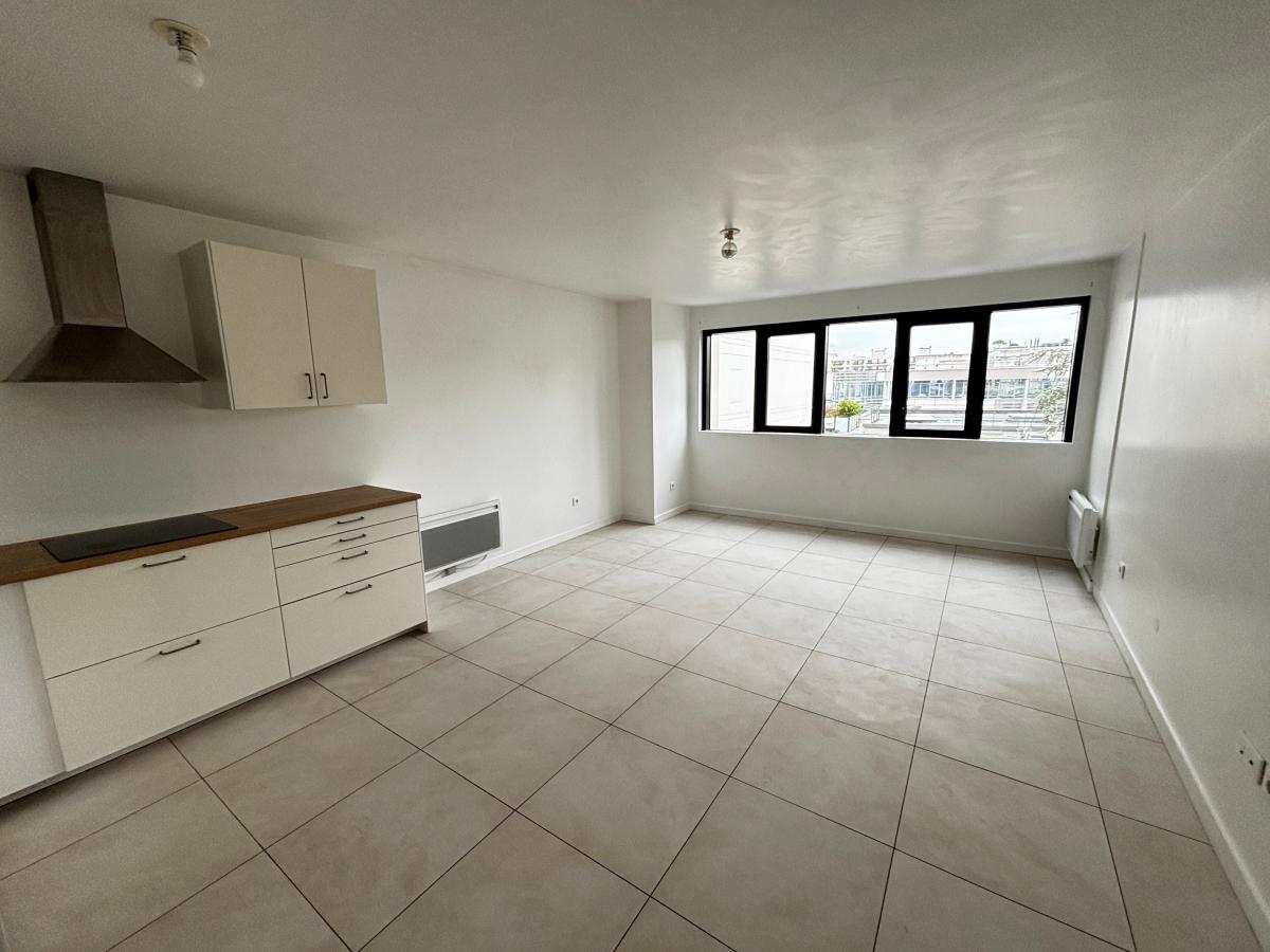 
																																							3 pièces - 
																																						3ème étage - 65m² - 2 090,98 € - Photo #1