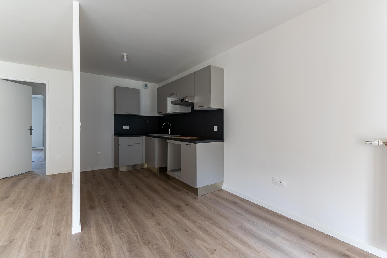 
																			5 pièces - 
																		RDC - 98m² - 1 533,74 € - Photo #4